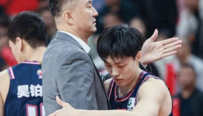 8868-这是国手+顶薪？打18分钟靠罚球捡2分，球迷：把你的时间给陈家政|胡明轩|杜锋|广东|赛季|球队_新浪体育_新浪新闻